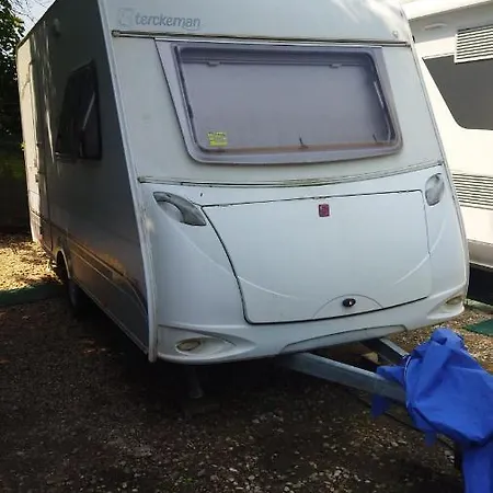 In The Camper Κάμπινγκ